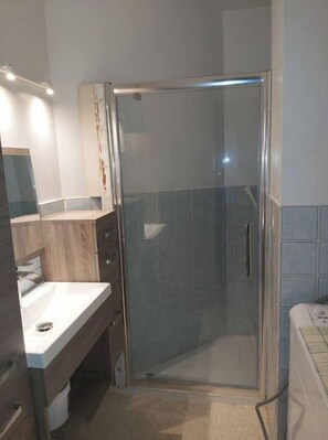 Een douche, toiletpapier
