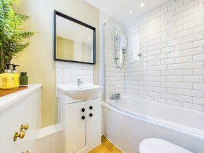 Badewanne, Haartrockner, HandtĂŒcher