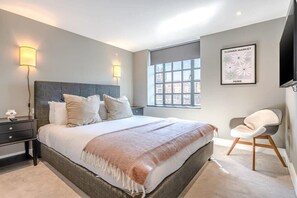 2 bedrooms, iron/ironing board, travel cot, WiFi - Refined Spacious Covent Garden Apartment (London)