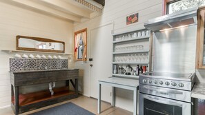 Køleskab, mikrobølgeovn, ovn, kogeplade
