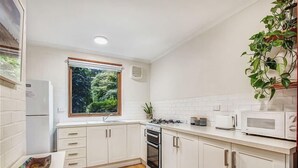 Private kitchen - Cedar Cottage Unit 5 (Bright)