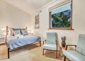 2 bedrooms, iron/ironing board - Cedar Cottage Unit 5 (Bright)