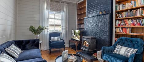 Chimenea y libros