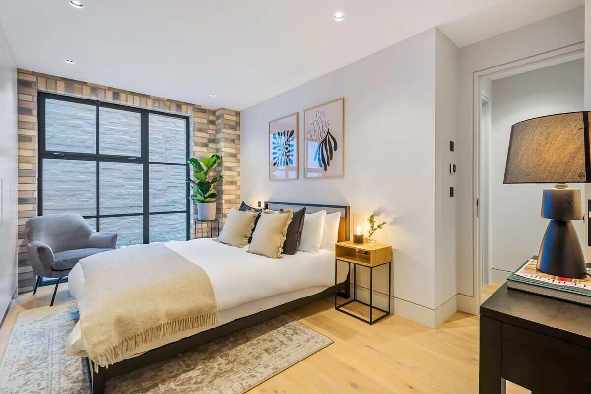 2 habitaciones, tabla de planchar con plancha, cuna de viaje y wifi 