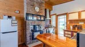 Fridge, microwave, oven, stovetop - Keira Cottage @ Katoomba (Katoomba)