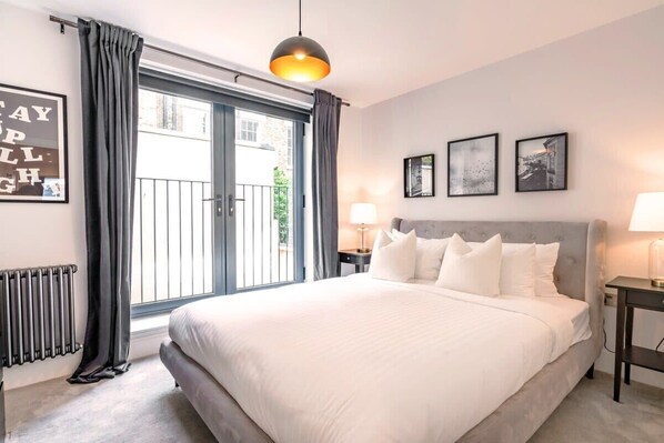 2 bedrooms, iron/ironing board, travel crib, WiFi - Modern Bloomsbury Apartment with Contemporary Design (London)