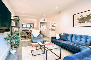 TV, offices - Stylish & Contemporary 1-Bed Bloomsbury Apartment (London)