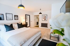 1 bedroom, iron/ironing board, travel crib, WiFi - Stylish & Contemporary 1-Bed Bloomsbury Apartment (London)