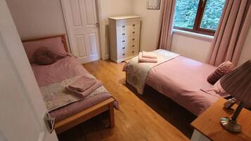 Cottage | 2 bedrooms, iron/ironing board, free WiFi, bed sheets
