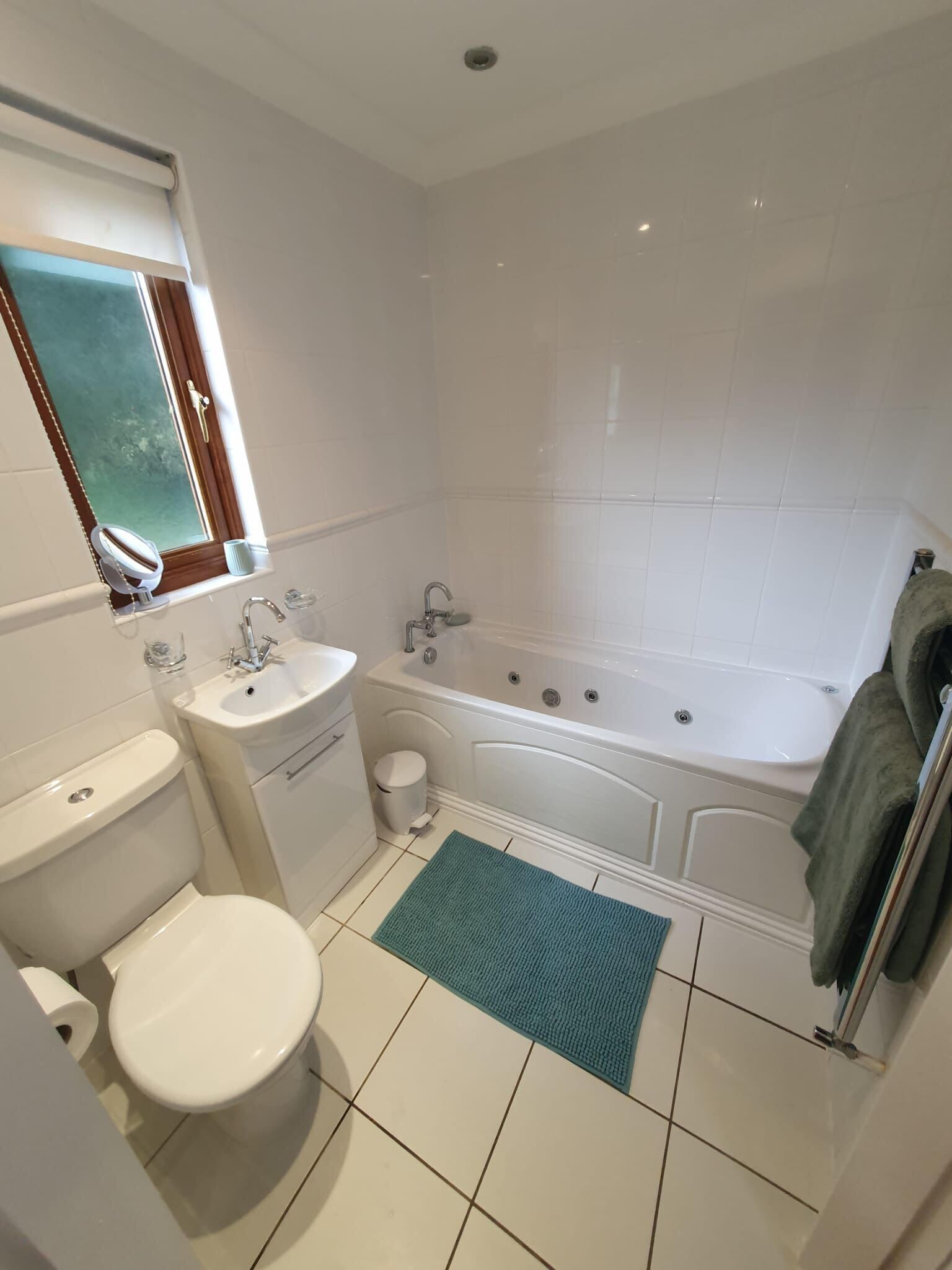 Une salle de bain moderne équipée de toilettes, d’un lavabo et d’une baignoire.