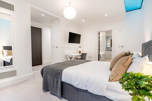 3 slaapkamers, een strijkplank/strijkijzer, reisbedje, wifi