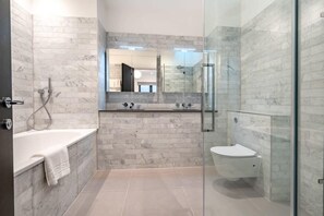 Bathtub, hair dryer, towels - Elegant Duplex Apartment Overlooking Lincoln’s Inn Fields (London)