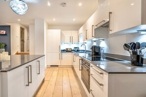 Fridge, microwave, oven, stovetop - Sophisticated Lincoln’s Inn Apartment with Garden Terrace (London)