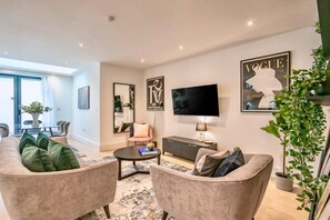 TV, offices - Sophisticated Lincoln’s Inn Apartment with Garden Terrace (London)