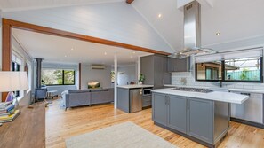 Fridge, microwave, oven, stovetop - Leura Pines - 3 Bedroom Home (Leura)