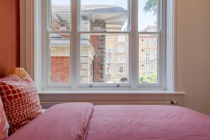 1 Schlafzimmer, Schreibtisch, Bügeleisen/Bügelbrett, Reisekinderbett