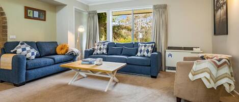 Una Smart TV, una chimenea