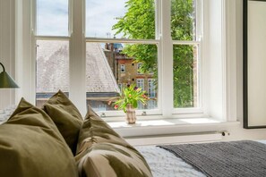 1 bedroom, desk, travel cot, WiFi - Modern Covent Garden Apartment in Prime Location (London)