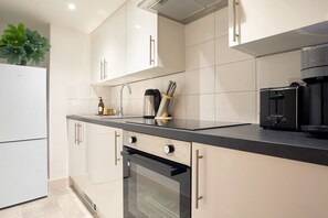 Kühlschrank, Ofen, Herdplatte, Wasserkocher mit Kaffee-/Teezubehör