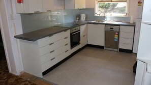 Fridge, microwave, oven, stovetop - Selah @ Katoomba - Basic 3 Bedroom with views of the Three Sisters (Katoomba)