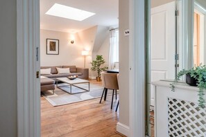 TV, offices - Large Marylebone Apartment (London)