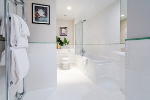 Bathtub, hair dryer, towels, shampoo - Large Marylebone Apartment (London)