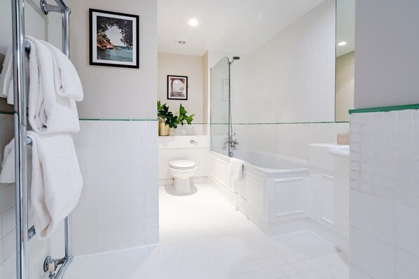 Bathtub, hair dryer, towels, shampoo - Large Marylebone Apartment (London)