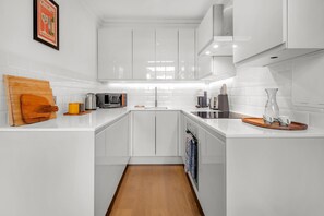 Frigorifero, microonde, forno, piano cottura