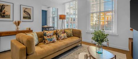 Una televisión, una oficina