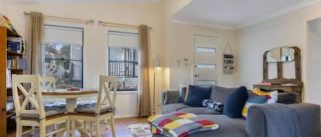 TV connectée, lecteur de DVD, livres