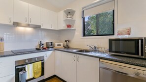 Fridge, microwave, oven, stovetop - Sunnyside @ Katoomba (Katoomba)