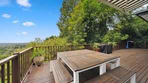 Outdoor dining - Sunrise House @ Wentworth Falls (Hazelbrook)