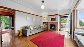 DVD player, books - Sunrise House @ Wentworth Falls (Hazelbrook)