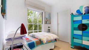 3 habitaciones, tabla de planchar con plancha y cuna de viaje