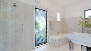 Tina, amenidades de baño gratuitas, secadora de cabello, toallas