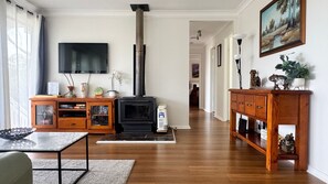 Een smart-tv, een open haard en boeken