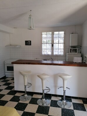 Een koelkast, een microgolfoven, een oven, een vaatwasser