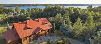Comfortable vacation home with lots of privacy and private access to a huge lake