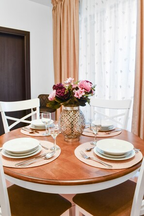 Appartement familial | Repas dans la chambre
