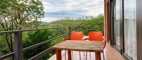 Habitación familiar, 1 habitación, vista al jardín | Terraza o patio