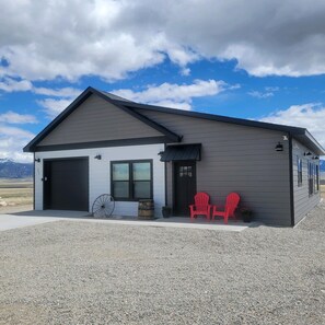 Exterior - Amazing Mountain View’s in a brand new build (Ennis)