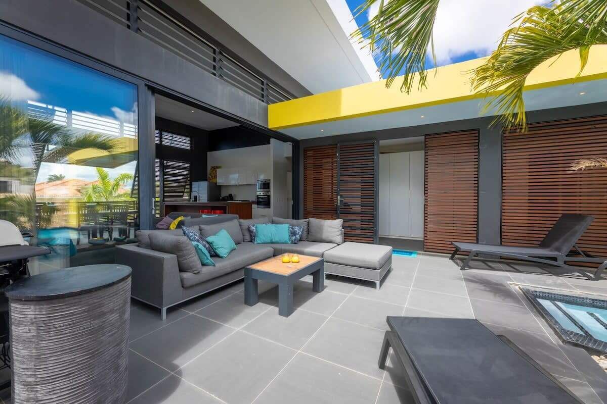 Televisión y oficina 