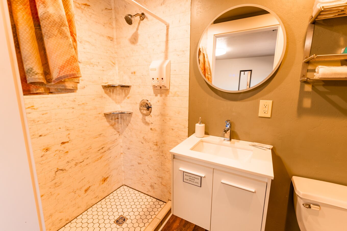 Rom – classic, 1 queensize-seng | Bad | Regndusjhode, hårføner, håndklær og såpe