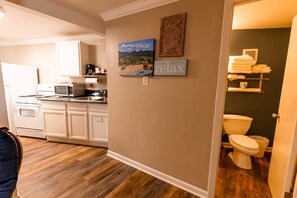 Familie suite, 1 kingsize bed met slaapbank | Verduisterende gordijnen, een strijkplank/strijkijzer, gratis wifi