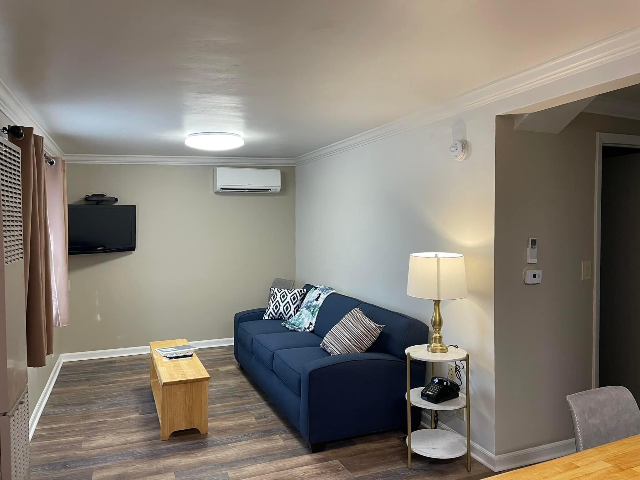 Suite familiar, 2 habitaciones | Zona de estar | Televisión de pantalla plana de 32 pulgadas con canales por cable