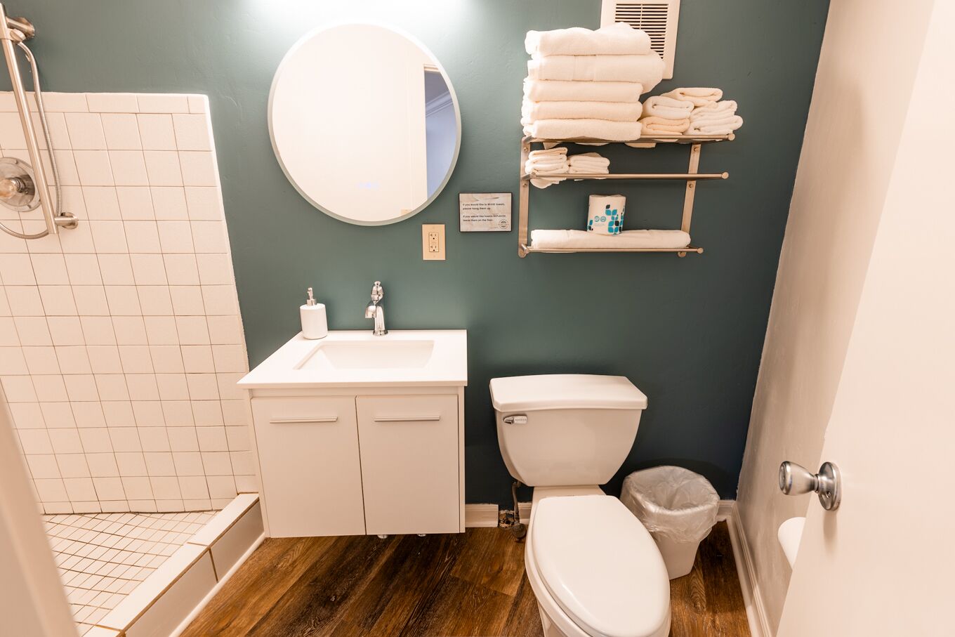 Une salle de bain équipée d’une douche, d’un lavabo, de toilettes et d’un miroir.