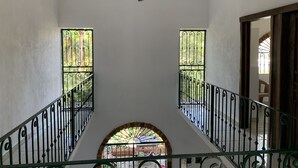 Un escalier avec des rampes en métal menant à un palier.