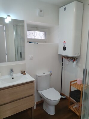 Douche, serviettes fournies