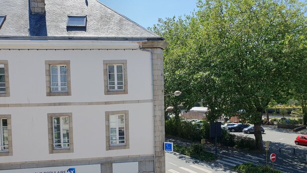 Ein Gebäude mit mehreren Fenstern und einem Schild mit der Aufschrift 'BANQUE POPULAIRE'.