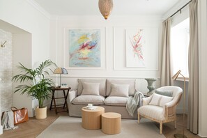 Apartament prèmium | Sala d'estar | Televisor intel·ligent de 40 polzades amb canals digitals i televisor 